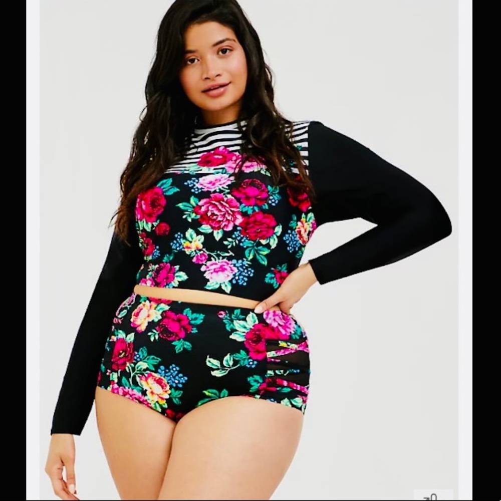 TORRID CROP RASH GUARD
